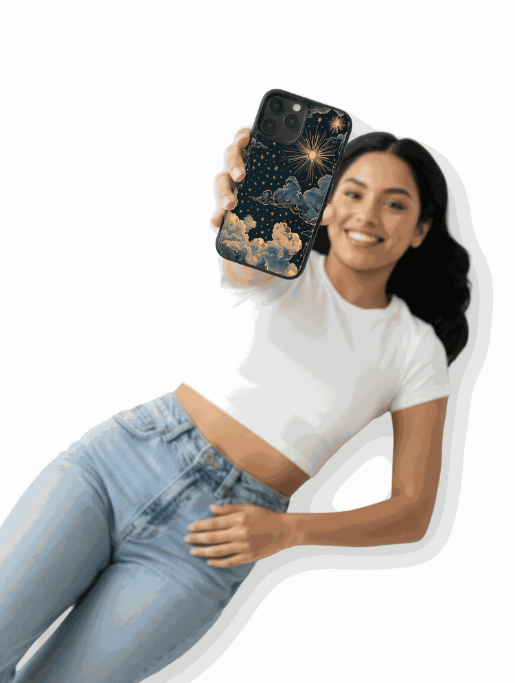 Funda para iPhone Cielo eterno en tu mano con tonos profundos, estrellas doradas y nubes suaves