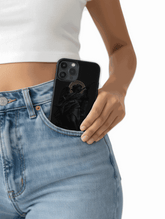 Ángel Oscuro elegante case minimalista negro con detalles sutiles y estética oscura