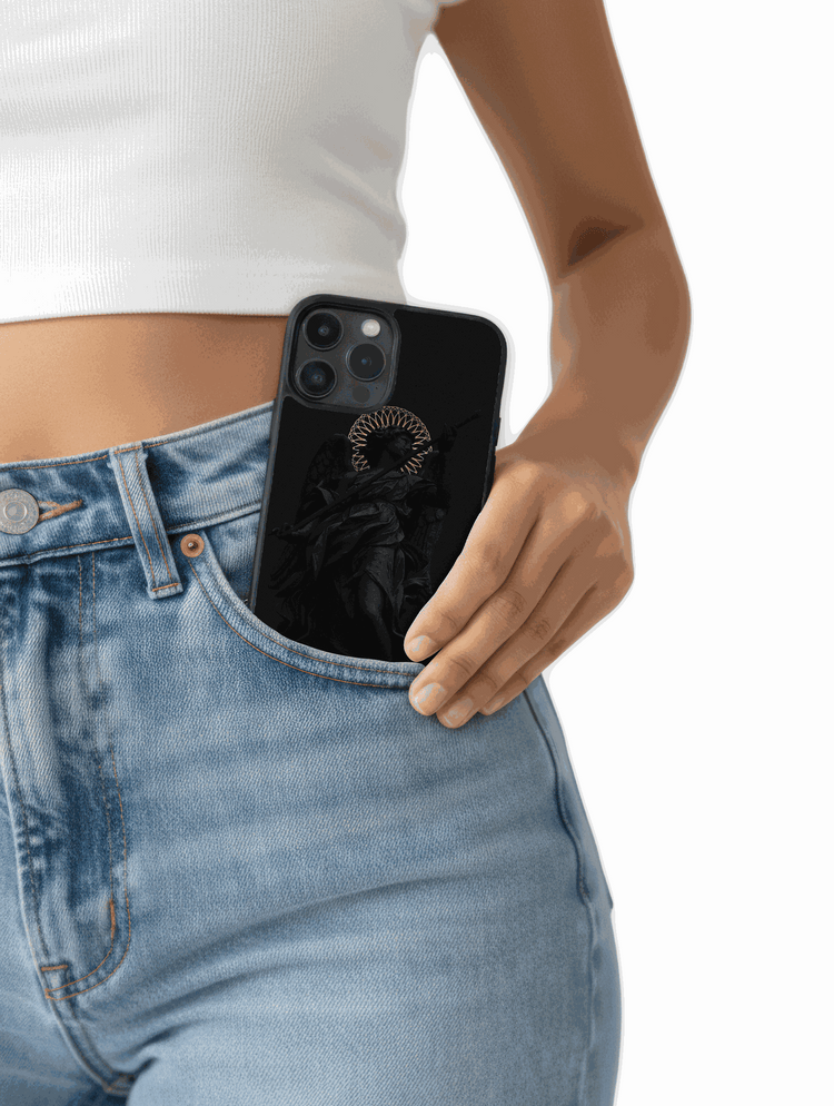 Ángel Oscuro elegante case minimalista negro con detalles sutiles y estética oscura