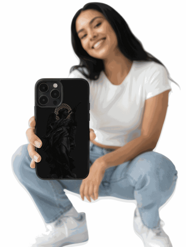Ángel Oscuro minimalista y elegante diseño de case negro con detalles sutiles y estilo moderno