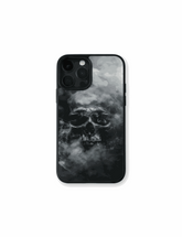Funda Calavera de Humo con diseño oscuro y protección antigolpes para móvil