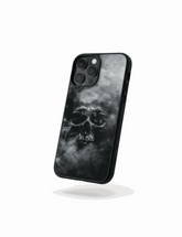 Funda Calavera de Humo con diseño oscuro de calavera entre humo, protección antigolpes y estilo urbano.