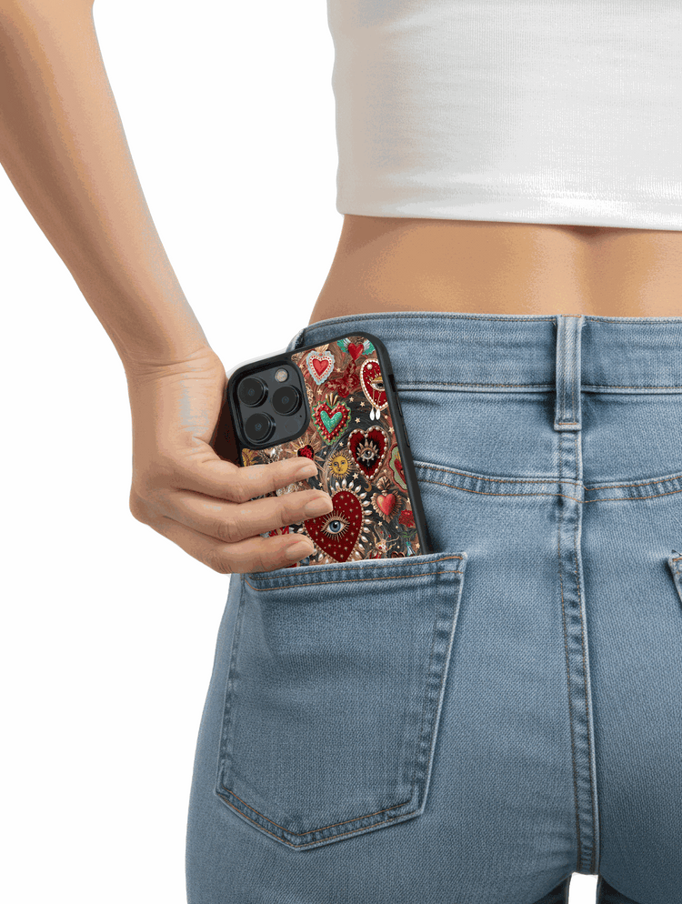 Collage barroco de corazones sagrados con perlas, ojos místicos y elementos celestiales en diseño vibrante para celular