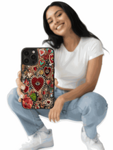 Funda de celular barroca con corazones sagrados, perlas y elementos místicos dorados