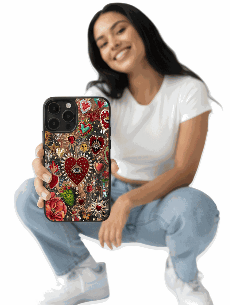Funda de celular barroca con corazones sagrados, perlas y elementos místicos dorados