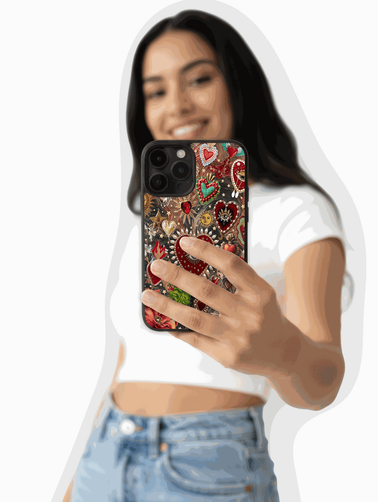 Collage maximalista de corazones sagrados con perlas, ojos místicos y elementos celestiales en diseño barroco dorado