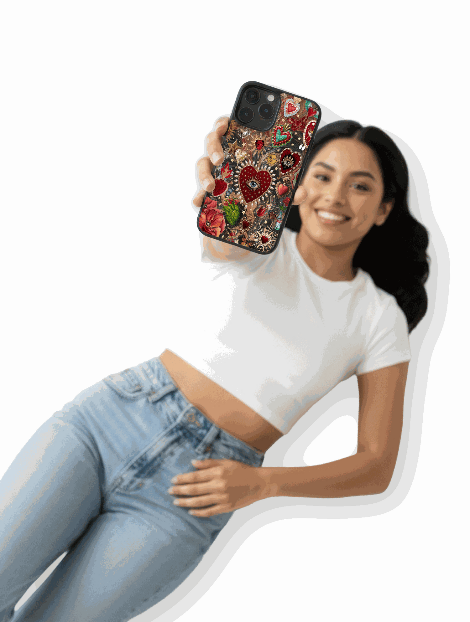 Collage barroco de corazones sagrados con perlas, ojos místicos y elementos celestiales en estuche para celular
