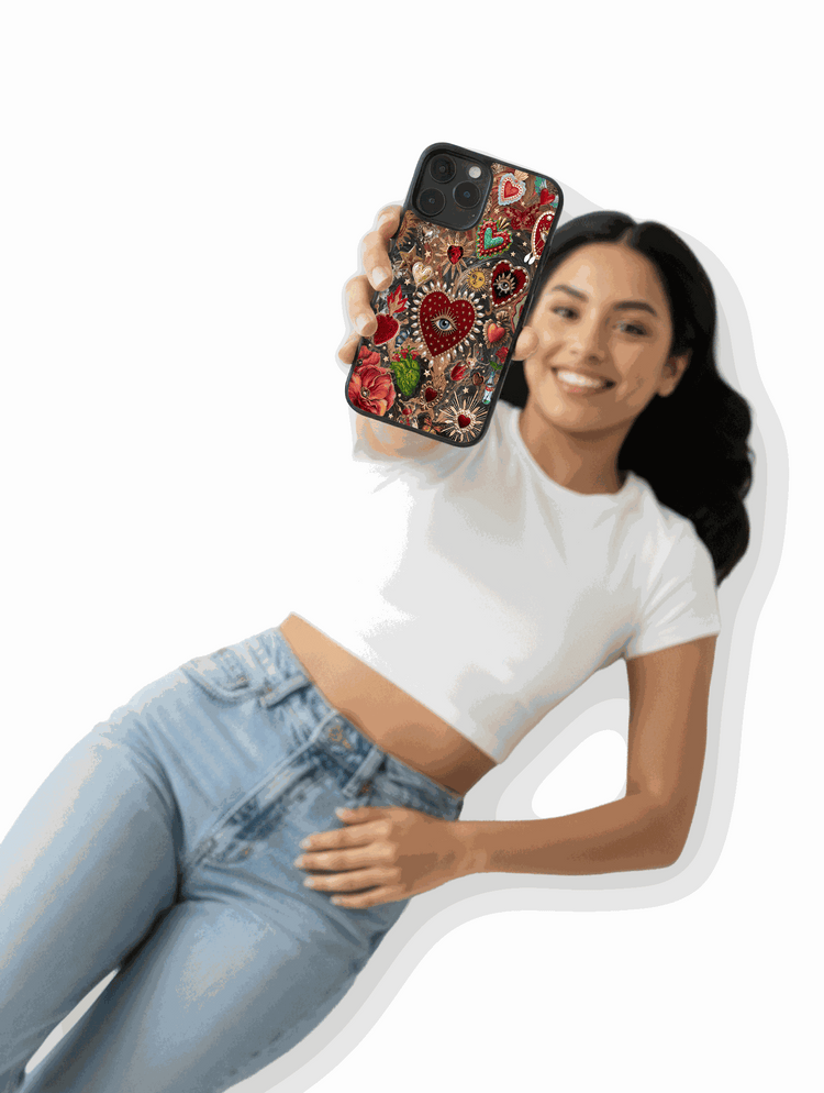 Collage barroco de corazones sagrados con perlas, ojos místicos y elementos celestiales en estuche para celular