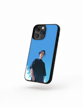 Case Geto Chill Style diseño minimalista y poderoso con Geto bajo el cielo azul en Jujutsu Kaisen