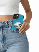 Case Gojo Chill Smile con Gojo sonriendo relajado estilo fresco y limpio