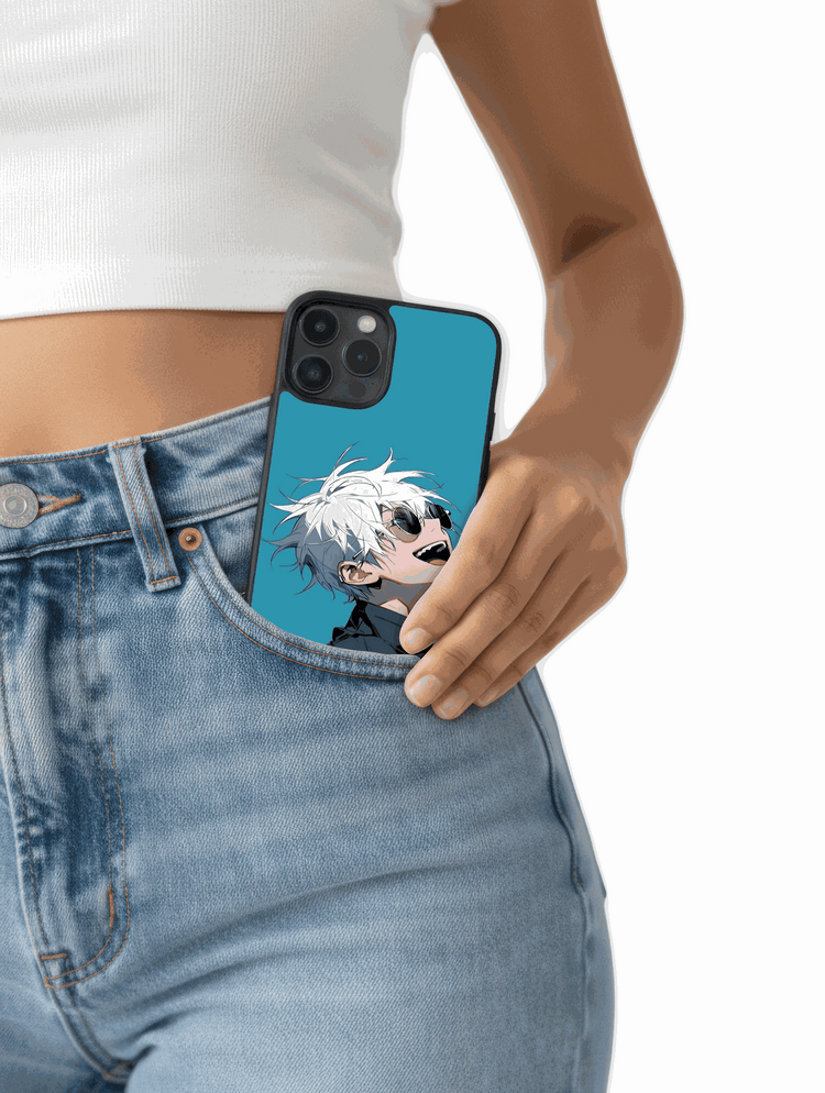 Case Gojo Chill Smile con Gojo sonriendo relajado estilo fresco y limpio