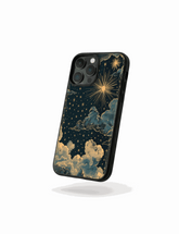 Diseño elegante de iPhone con cielo eterno en tonos profundos, estrellas doradas y nubes suaves