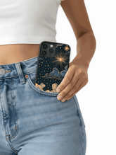 Diseño elegante de case para iPhone con cielo eterno en tu mano, estrellas doradas y nubes suaves