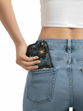 Funda para iPhone con diseño Cielo eterno en tu mano, estrellas doradas y nubes suaves en tonos profundos