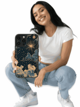 Funda para iPhone con diseño Cielo eterno en tu mano de estrellas doradas y nubes suaves en tonos profundos.