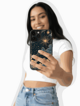 Diseño Cielo eterno en tu mano con estrellas doradas y nubes suaves en tonos profundos para iPhone elegante y calmado