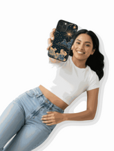Funda para iPhone Cielo eterno en tu mano con tonos profundos, estrellas doradas y nubes suaves