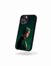 Funda Case Zoro Emerald Resolve de One Piece con diseño enfocado y protección premium