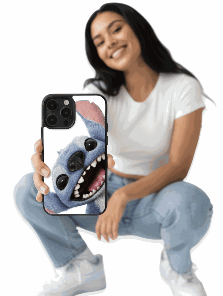 Rostro detallado de Stitch con sonrisa en fondo blanco minimalista y vibrante